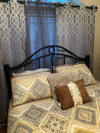 Queen Size Quilt with Shams/Pillows 1