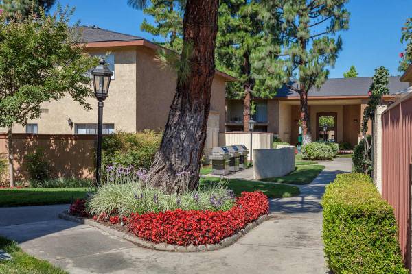 $1,995 / 1br - 700ft2 - Gas Barbeque Grill Areas, Resident Referral Program, Spacious Closets (2870 North Towne Ave, Pomona, CA)64028080840450122
