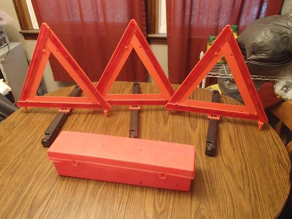 3 Emergency Warning Triangle Reflector Flares; Delivery Possible 1