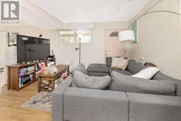 Newer 3 Bedroom Suite in Lower Gibsons, one block from marina harbor 2