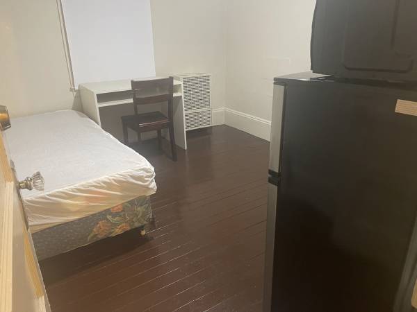 $895 Not a roommate situation. Furnished Private Room with keyed entrance. (oakland north / temescal)63686067987073120