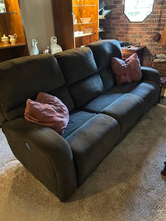 Sofa w/ 2 ele.. recliners 1