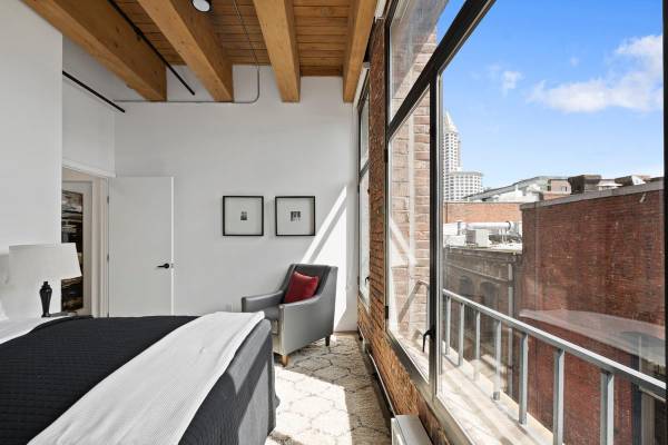 $3,950 / 1br - 886ft2 - Dishwasher, In Unit Laundry, Extra Storage, Refrigerator (Pioneer Square)63852483202689122