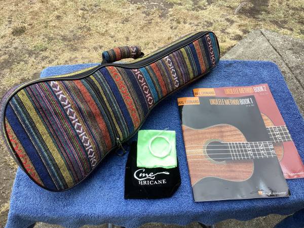 Ukulele with extra’s in Excellent Condition 1