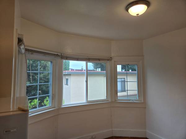 $1,825 / 1br - Sunny One-bedroom with PG&E included in a great neighborhood!!!! (oakland lake merritt / grand)64030484331522123