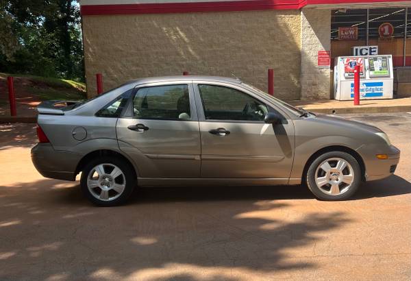 Ford Focus 115,000 miles Running/Driving Great - $1,800 (Decatur)63621327486723124