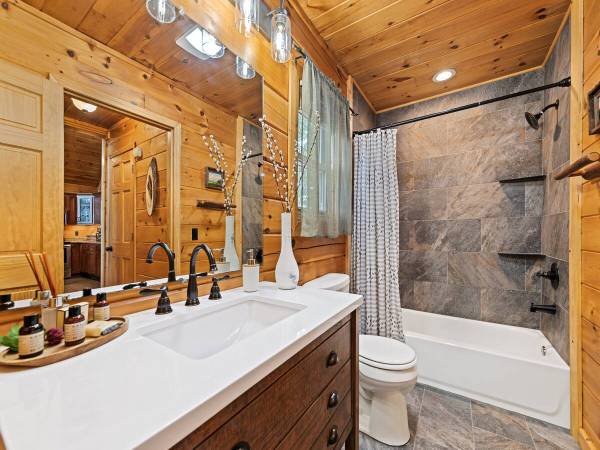 $288 / 3br - Awesome Fall Leave Views! Hot-Tub & Fire Pit! (Bryson city NC)64029374875265124