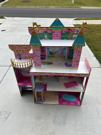 *** Large Dollhouse *** 1