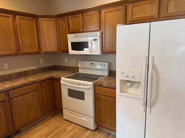 $1,995 / 2br - 1491ft2 - Westside 2 BR, 2 1/2 BA 2 Car Townhome (Colorado Springs)64150976383745123