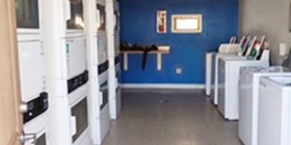 Piscina resplandeciente, Cocina de tamaño completo 1