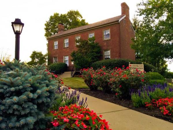 $1,025 / 1br - 628ft2 - Walk-in Closest, Planned Social Activities, Vaulted Ceilings (Lexington)64022450722435123