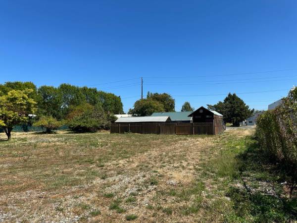 Home for sale on valuable light industrial property - $525,000 (Bellingam 3011 bennett drive)63435874397185123