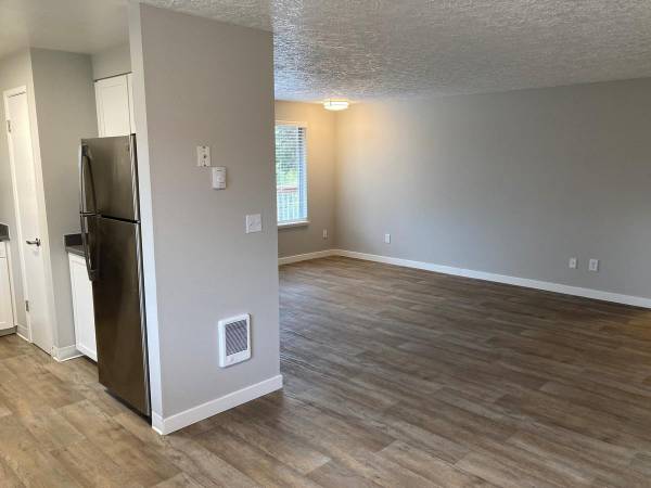 $1,725 / 2br - 1000ft2 - Convenient 2 BR Apartment-Pet Friendly, Parks & Stores Nearby! (13601 SE 19th Street Vancouver WA 98683)63956649946242122