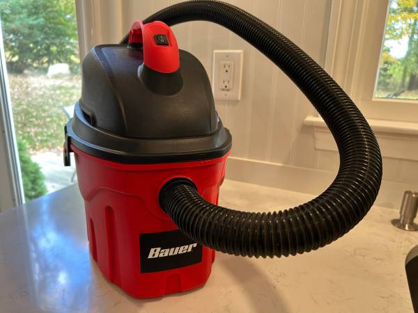 Bauer 3 Gal. Wet/Dry Portable Shop Vac. 1