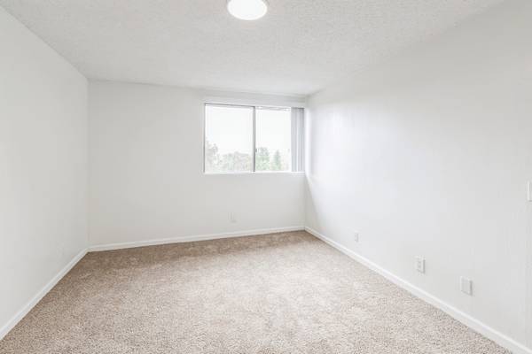 $2,895 / 2br - 1000ft2 - Laundry Facility, Air Conditioning, Sparkling Pool (850 Warwick Ave, Thousand Oaks, CA)63800450441475122