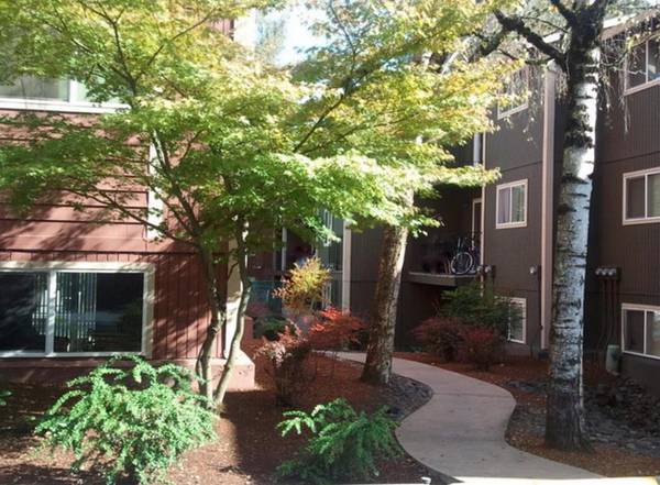 $1,350 / 1br - OBTÉN 1 MES GRATIS | Piscina reluciente, en ladera - Espacio para garaje (North Clackamas)63615696092417121