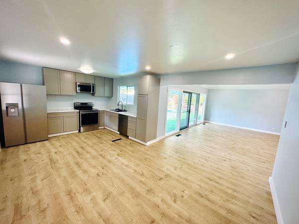 $2,700 / 4br - 2100ft2 - HABITACIÓN EN ALQUILER - Casa recién remodelada (4bd/2ba) en media hectárea con piscina (santa rosa)63667924844801123