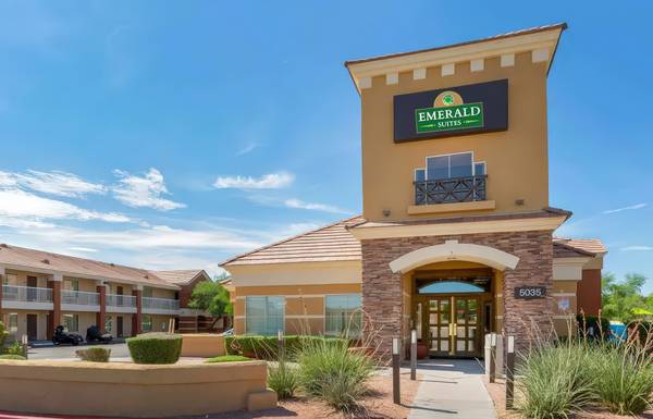 Courtyard, Laundry Facility, World-Class Golf Courses Close By 1