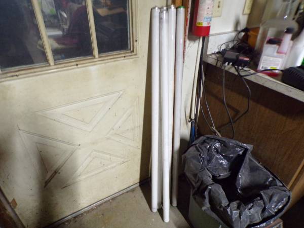 FREE 4' FLUORESCENT BULBS & FIXTURE 1