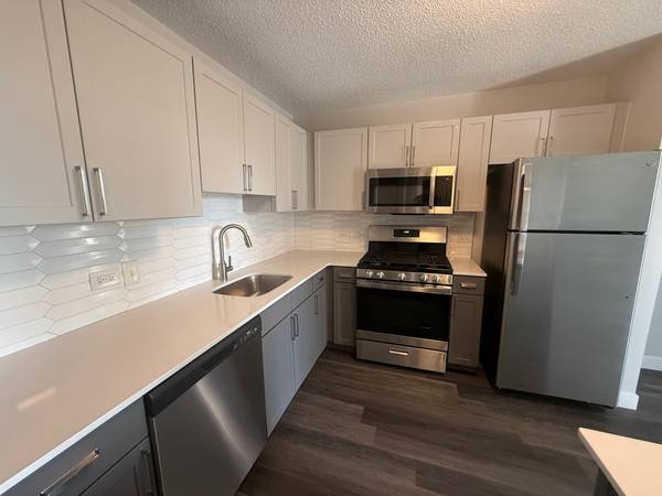 $1,900 Amazing studio w washer/dryer in unit, private balcony, &rooftop pool (Lakeshore East)64041647099521124