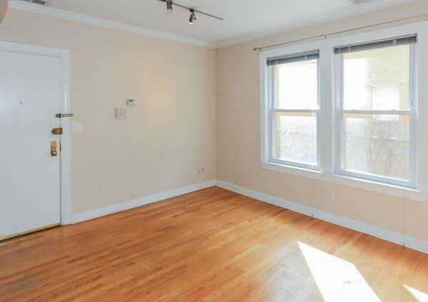 $2,550 / 2br - Laundry in the Unit! Central AC! Lakeview Location! (Lakeview)63899125533955122