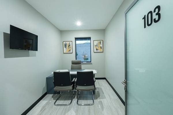 $550 / 100ft2 - Oficinas con ventanas disponibles, completamente amuebladas e internet incluido! (404 Airport Freeway Frontage Road)63867601523073122