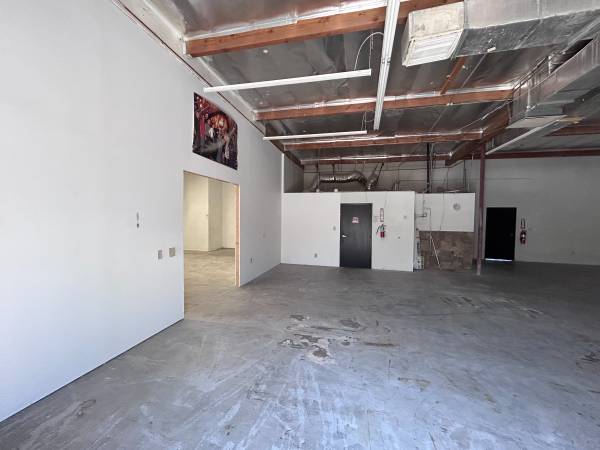 $3,995 / 3300ft2 - SKY HARBOR C-3 WAREHOUSE W/ AC (I10 at 24th Street)64024824294530124