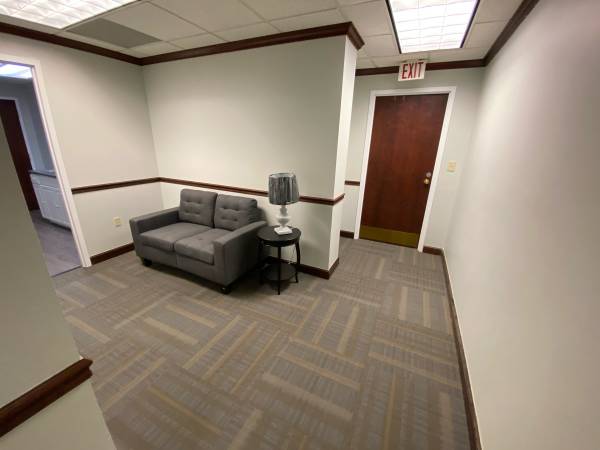 $450 / 200ft2 - Single Office Rental (Downtown Greensboro)64027442296579122