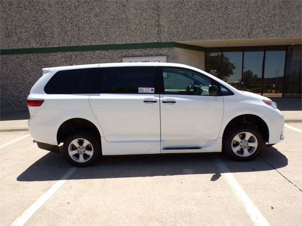 2020 TOYOTA SIENNA HANDICAPPED WHEELCHAIR MOBILITY MANUAL RAMP VAN - $42,500 (Irving, TX)63438947883011121