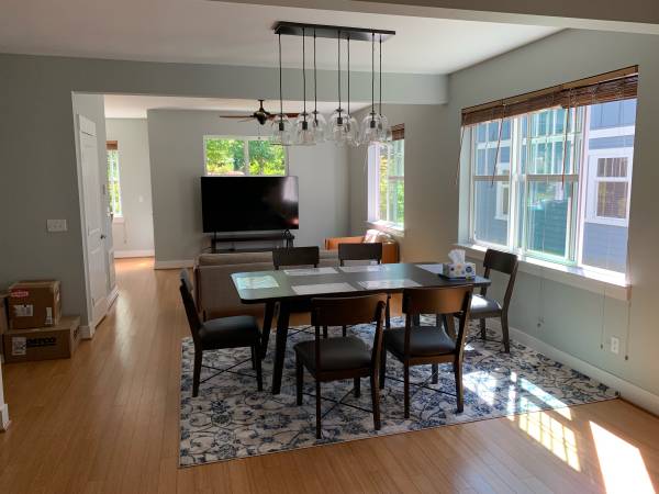 $1,200 / 2br - 1700ft2 - Buscando una compañera de cuarto femenina para compartir una casa de 3 habitaciones y 2.5 baños en Issaquah Highlands (Issaquah Highlands/Issaquah)63870756111873122