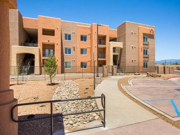 $2,350 / 3br - 1336ft2 - 9 ft Ceilings, In-Home Washer & Dryer, Central Heating and Cooling63806069093633123