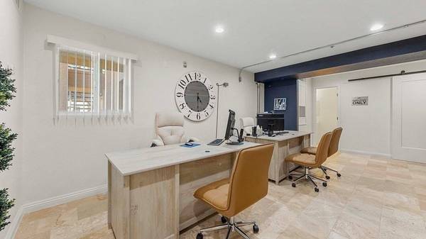 $999 / 1br - 630ft2 - Close to Airport, Postal Services, Carpet (3890 Graphic Center Dr, Las Vegas, NV)63907028258819122