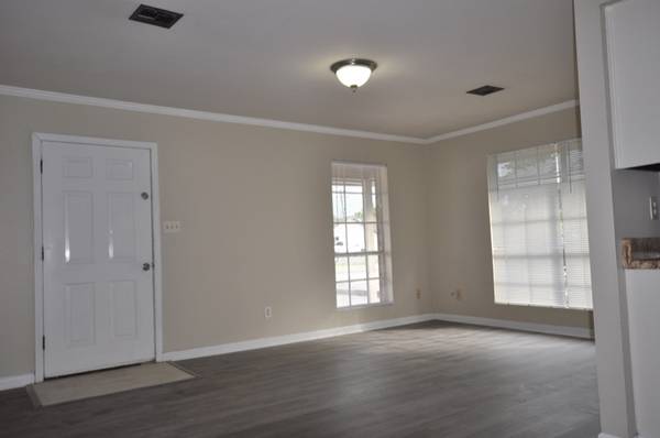 $1015.00 / 2br - 1000ft2 - Excellent Location..  Johnston Street/Doucet Area!63857516544771121