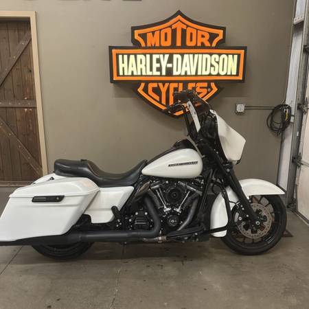 2018 Harley-Davidson® FLHXS - Street Glide® Special 1