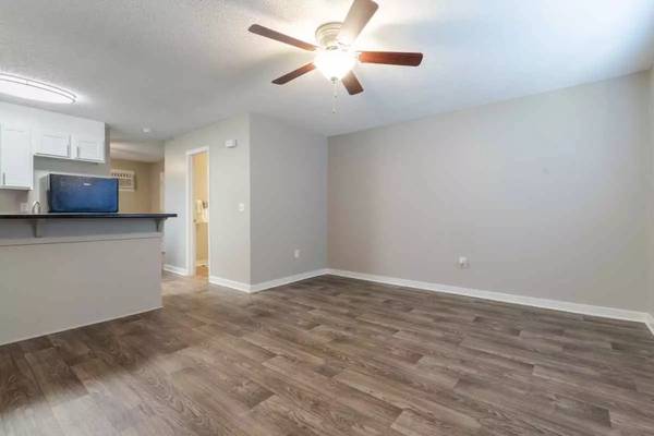 $1,253 / 2br - 764ft2 - Amplify your life: 2 BR, 1 BA, and tons of space! (Concord)63925206068610122