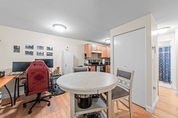 $1,075 / 1br - condo super clean sunny one bedroom and bathroom apartment. (Somerville)63611897257859123