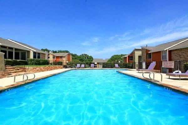 $899 / 1br - 630ft2 - Excelentes planos de piso esperan en Bedford Oaks (1400 Shady Ln, Dallas / Fort Worth, TX)63796326925441122