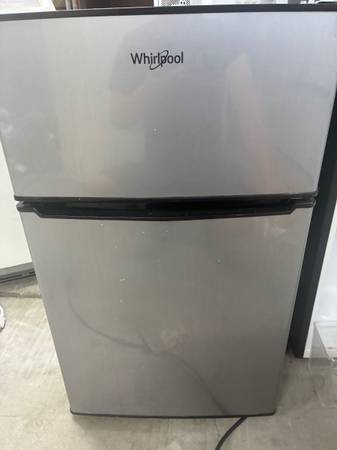 (2) Mini/Compact fridge refrigerator can deliver 1