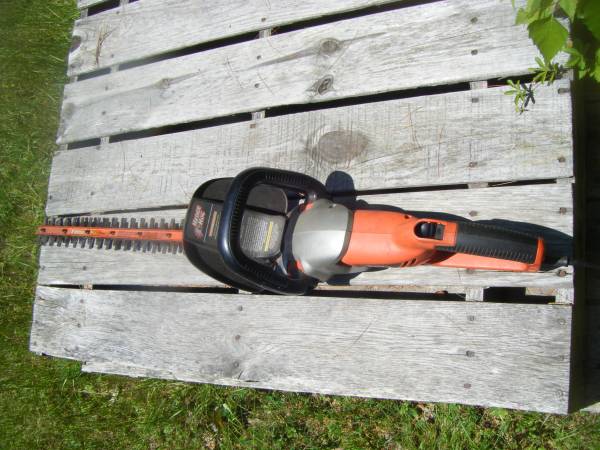 Hedge / Shrub Pruner by Black Decker - a Huge 24 inches! 1