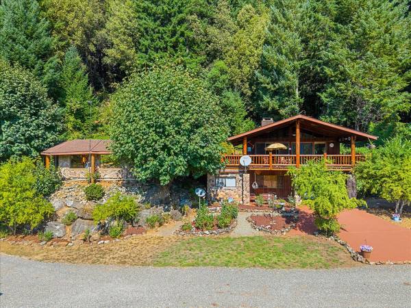Off Grid Stunner, with pool and vineyard. 1