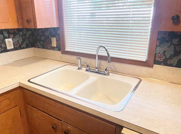 $1,410 / 2br - Cómodo de 2 habitaciones + plazas de aparcamiento >> Cerca de los terrenos de la Feria Estatal de Oregón (Salem Sur)63660412732931122