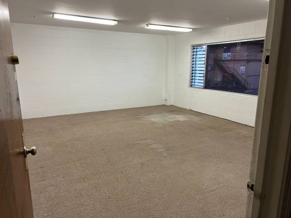 $1,300 / 300ft2 - Office unit (Daly City)64209000348162124