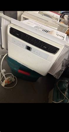 Air conditioning unit one left 6000 btu 1