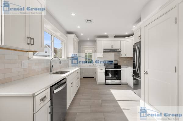 $4,000 / 3br - Stunning gut renovated 3 bed in Medford w/ laundry in unit, parking!!63802096892035120