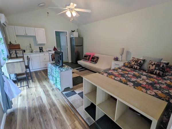 $1,800 / 1br - Charming Private ADU Studio with large pet yard63952106632578123