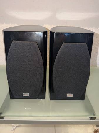 Phase Technology PC 0.5 bookshelf speakers 1