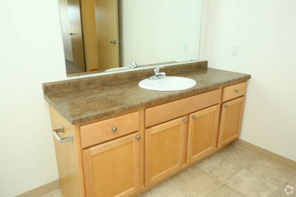 $1,095 / 2br - 970ft2 - Dishwasher, Walk-in Closet, Elevator (705 E Highland Dr, Williston, ND)64017206010883124