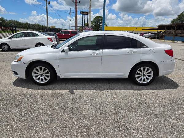 2018 Mazda 3. Solo 1200,00 de enganche. Transmisión de 5 velocidades. Aire acondicionado frío. Más autos - 1200 $ (Marrero)63438948038913121