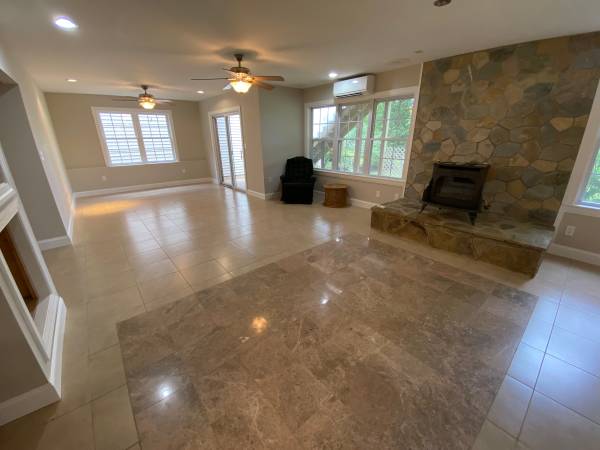 $1,800 / 2br - 1400ft2 - Lower Duplex on Flat Rock Park! (Flat Rock)64029373241217123