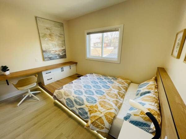 Private 1 Bedroom Apartment | 2nd Floor 📍 Trinity Bellwoods 📅 Availa 3